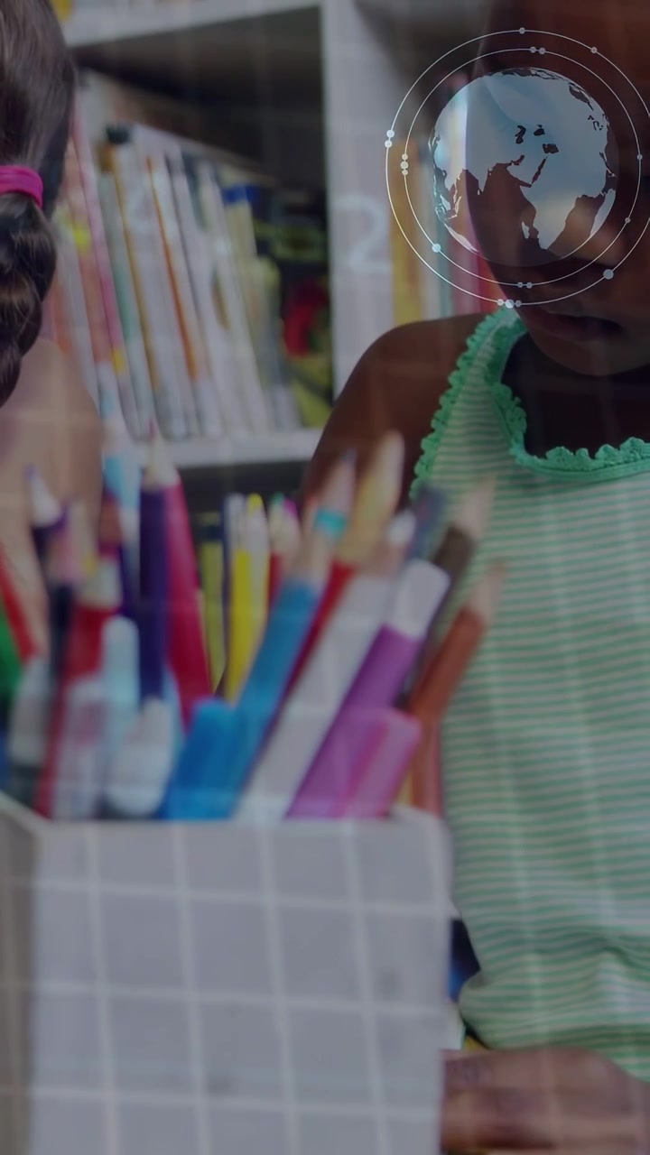 Video vertical: Niña viendo lápices, alcanzándolos y recogiéndolos, mientras los gráficos de datos cambian para el aprendizaje.