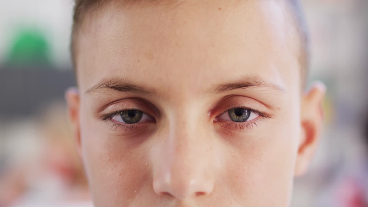 학교 교실 에서 책상 에 앉아 있는 행복 한 백인 학교 소년 의 초상화