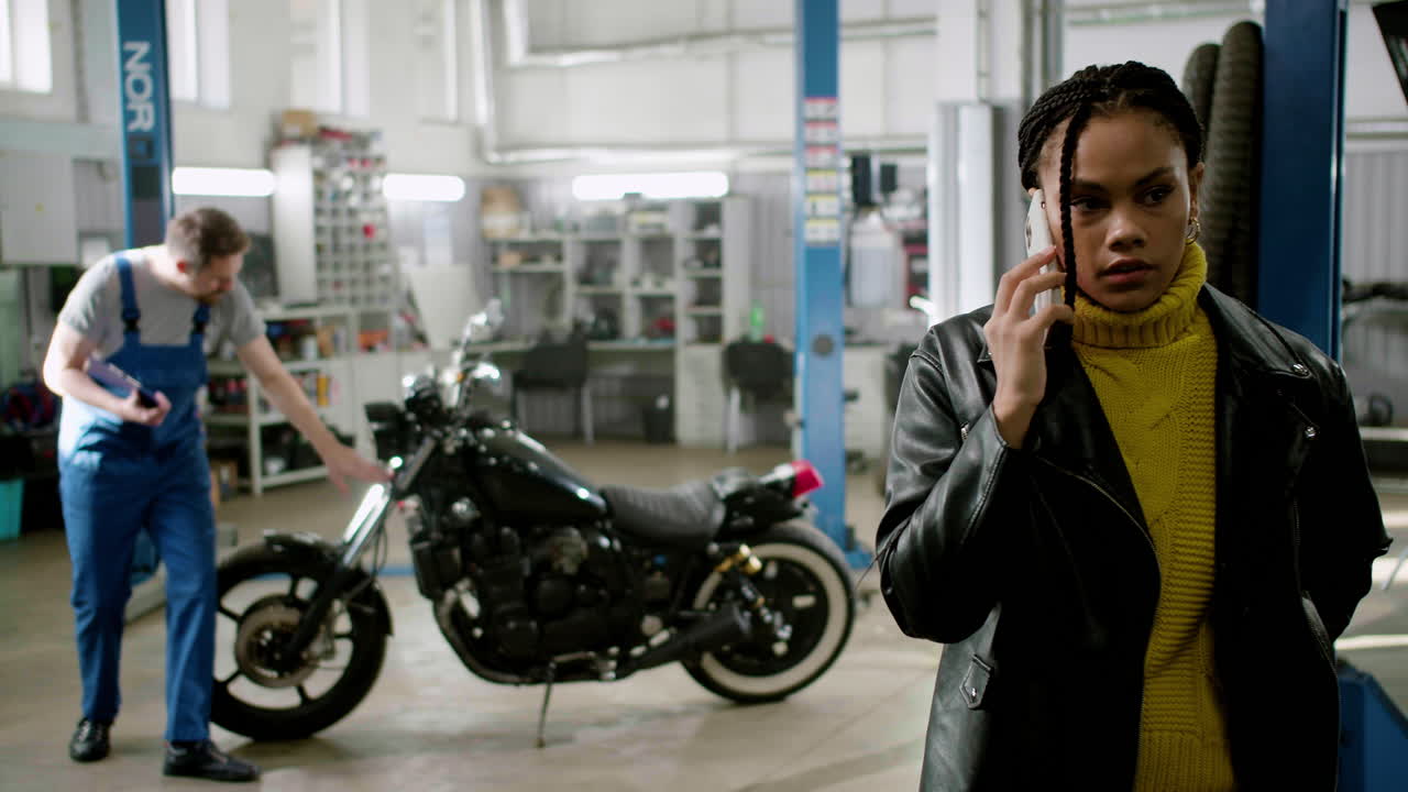 차고에 있는 남자와 여자