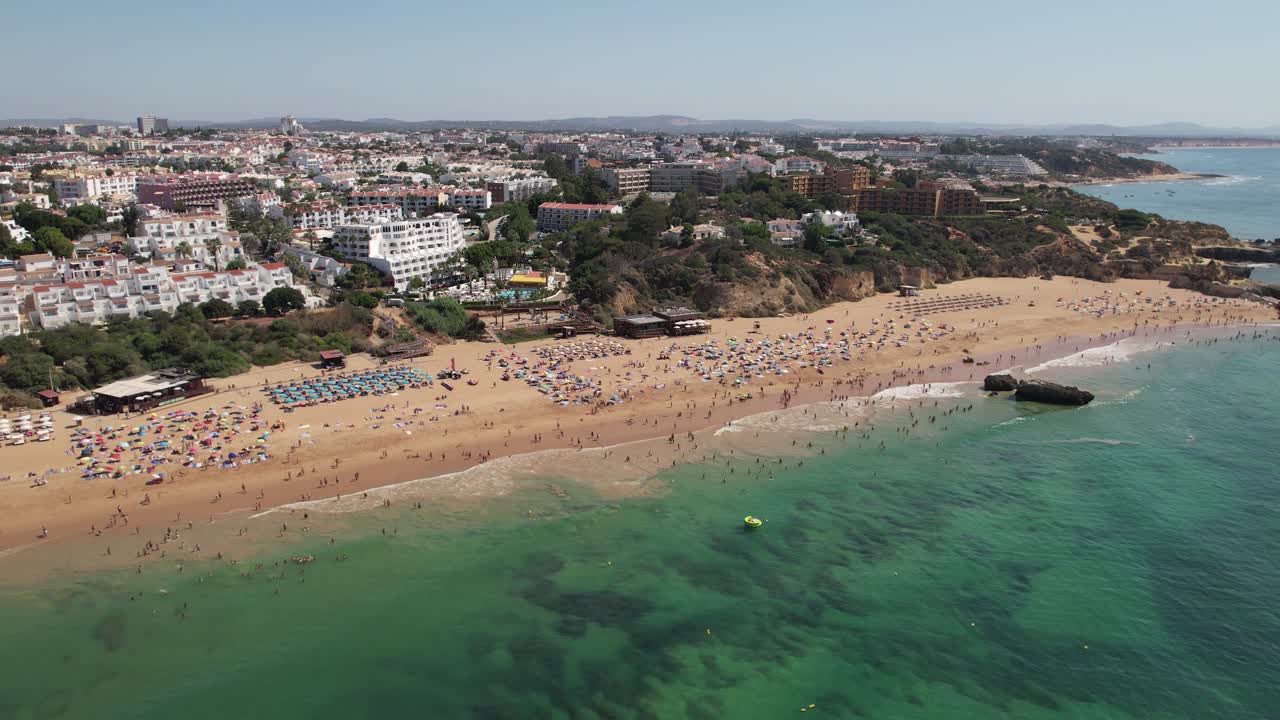 Luftaufnahmen der schönen Strandpromenade von Albufeira in Portugal