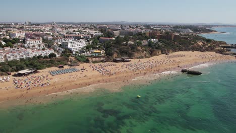 Luftaufnahmen-Des-Wunderschönen-Strandes-Von-Albufeira-In-Portugal