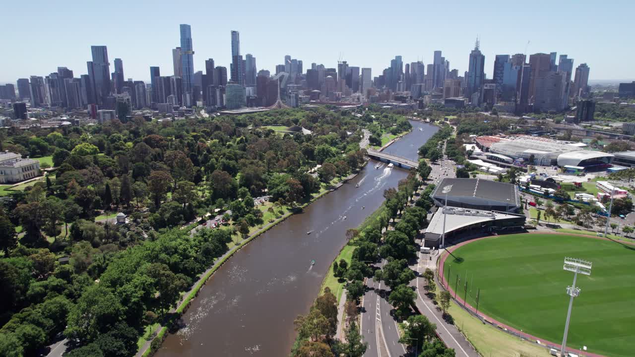 Vista drone in una giornata di sole del fiume Yarra in primo piano e dello skyline della città di Melbourne in lontananza, Victoria, Australia. Dicembre 2025