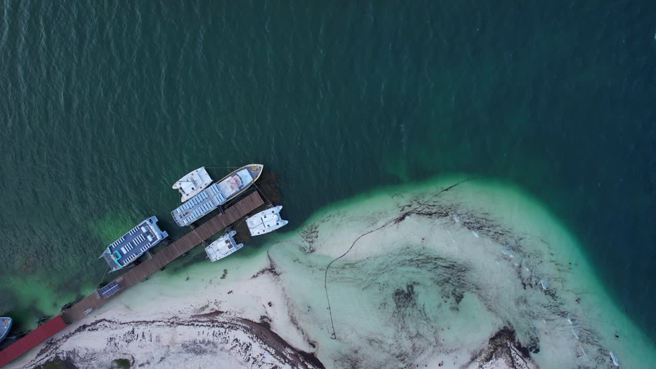 Cancun, Meksika'daki plaj kıyısında lüks tekneler üzerinde havadan kuşbakışı görünüm, 4K Drone.