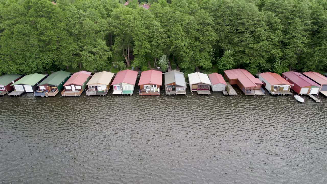 독일 미로 호수의 호숫가 숲 옆 오두막의 공중 전망