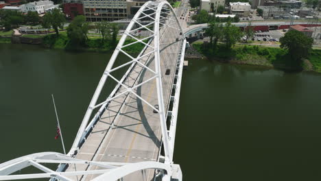 Vehículos-Que-Viajan-En-El-Puente-De-Broadway,-Little-Rock,-Arkansas,-EE.UU.---Toma-Aérea