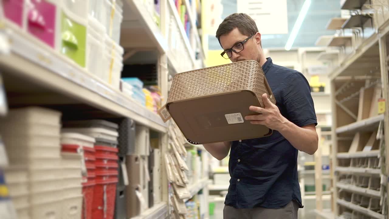 hombre comprando cestas de almacenamiento en una tienda minorista