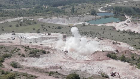 detonación de explosivos en una mina