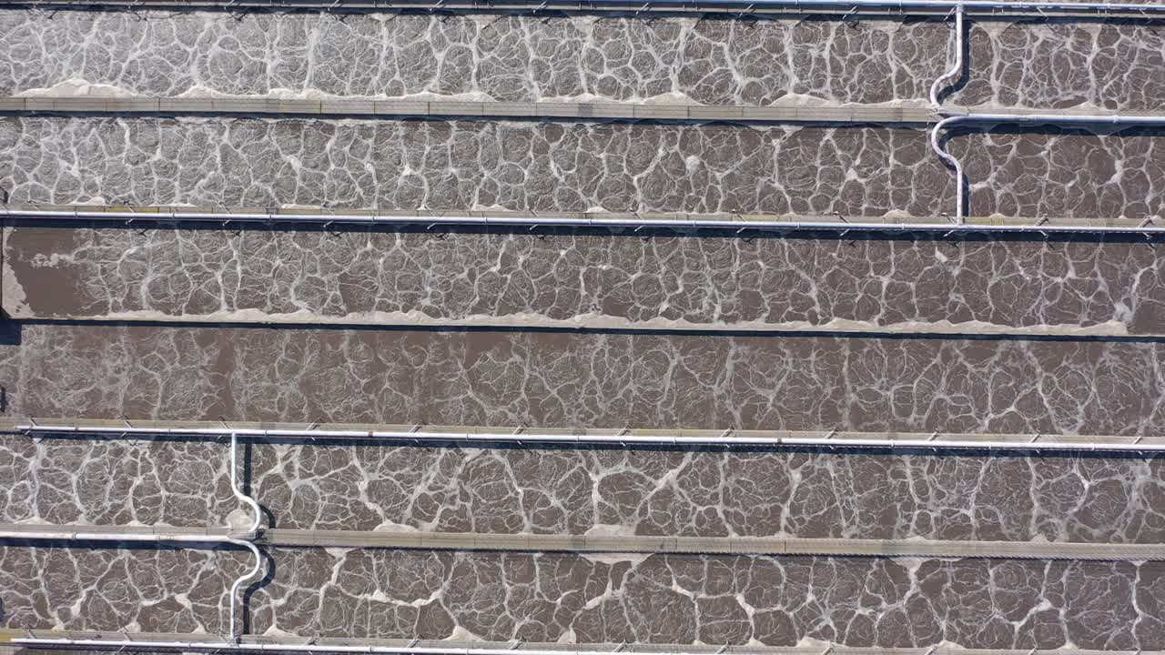 tanque de tratamiento de agua en una fábrica moderna de aguas residuales, limpieza y filtración antes de drenar al río