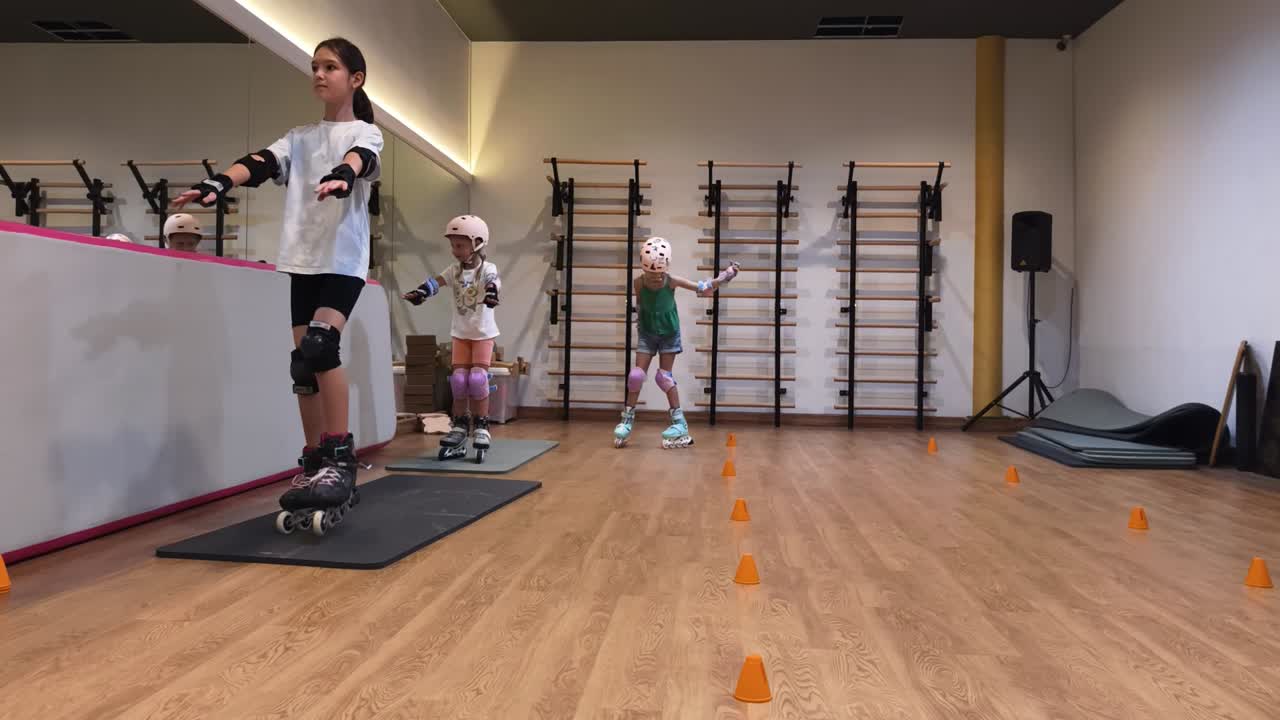 niños aprendiendo a patinar en un gimnasio