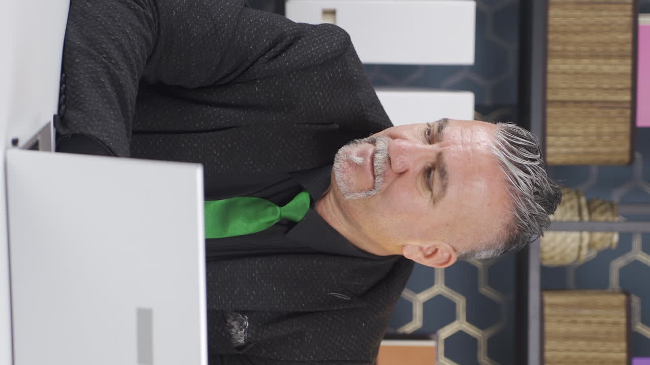 우울한 사업가의 수직 비디오 슬프고 사려 깊은.