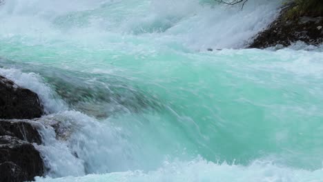 Primer-Plano-Del-Agua-Del-Río-De-Montaña.-Noruega-Hermosa-Naturaleza.