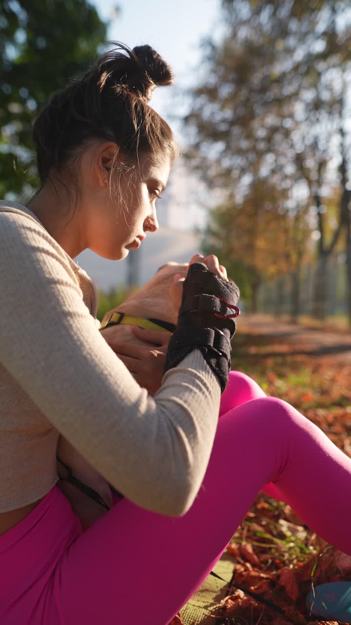 mujer con perro en el parque