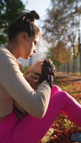mujer con perro en el parque