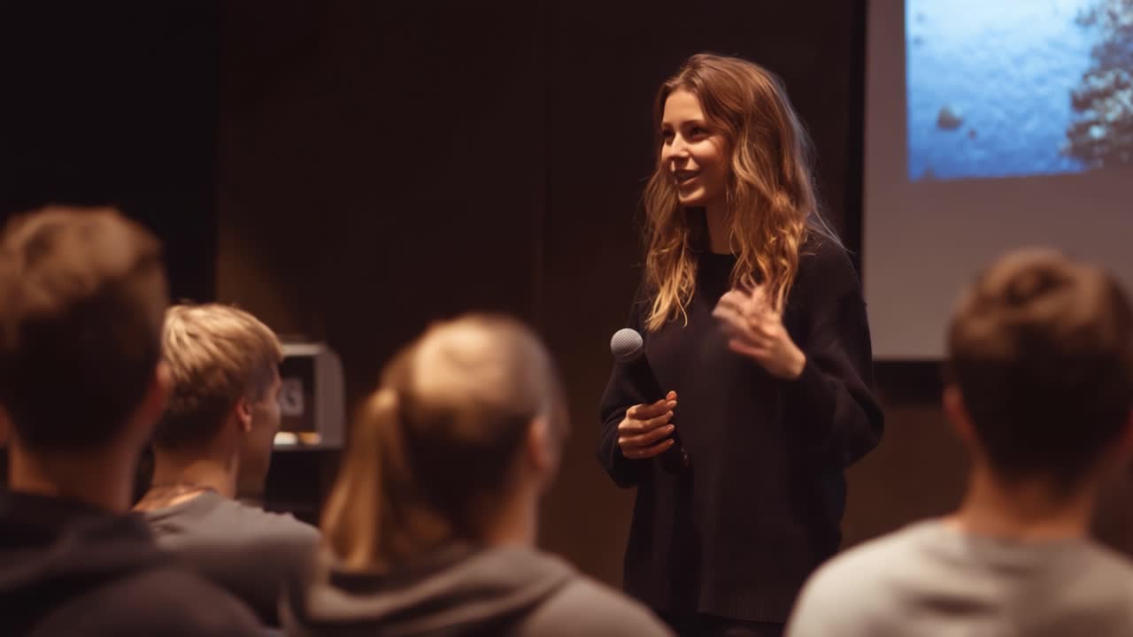 Engaging Speaker Captivates Audience with Charismatic Presentation During Interactive Session, Creating an Inspiring Atmosphere for Learning and Connection
