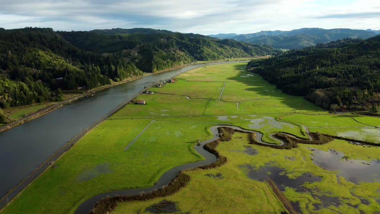쿠스 베이 (coos bay, coos river, hwy 241, 2024-11-24) - 쿠스 강에 있는 침수된 농장의 드론 뷰.