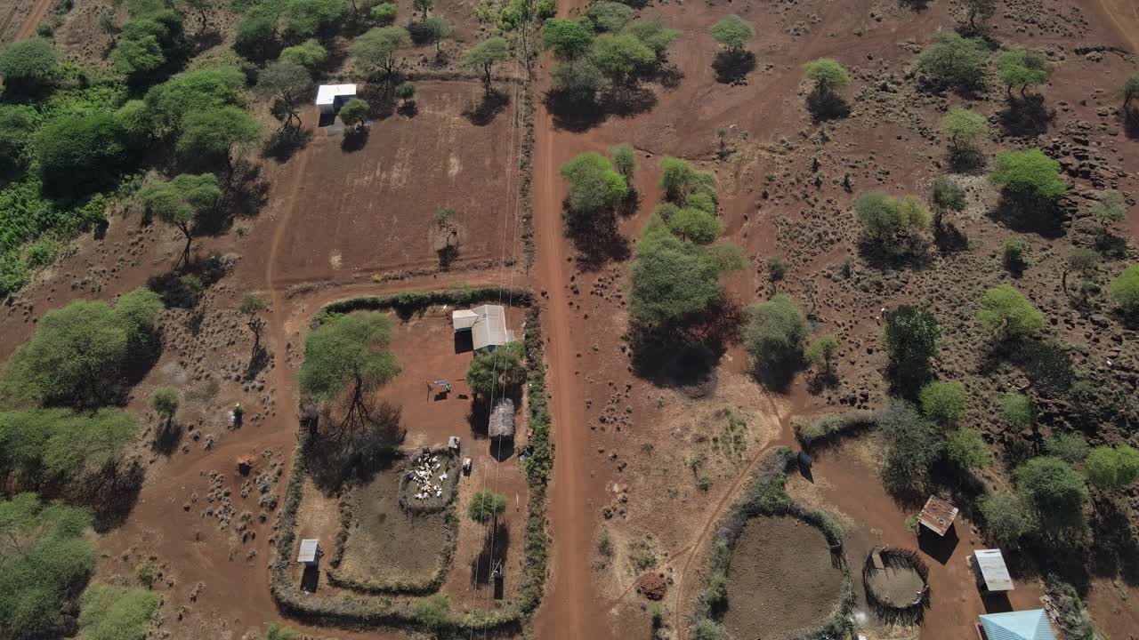 Fattorie Masai sulla savana arida nel Kenya meridionale, ripresa aerea dall'alto