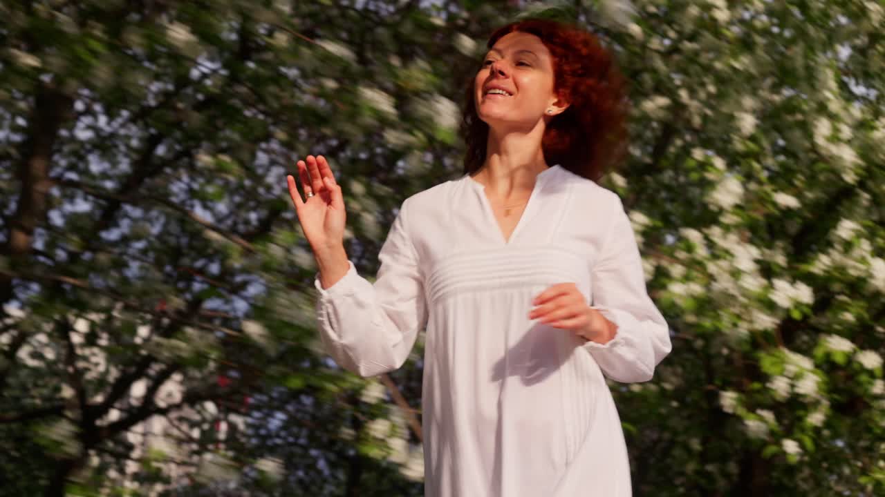 Donna che si gode una giornata di primavera