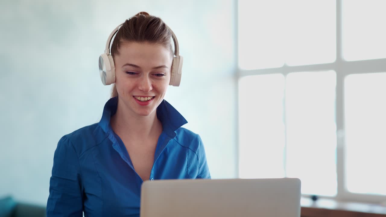 mujer haciendo una llamada de video