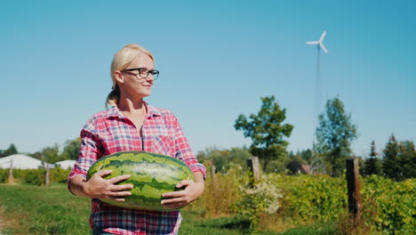 mujer cargando sandia