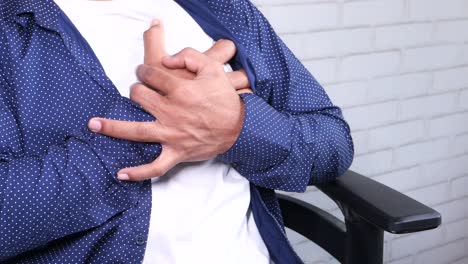 hombre con dolor en el pecho