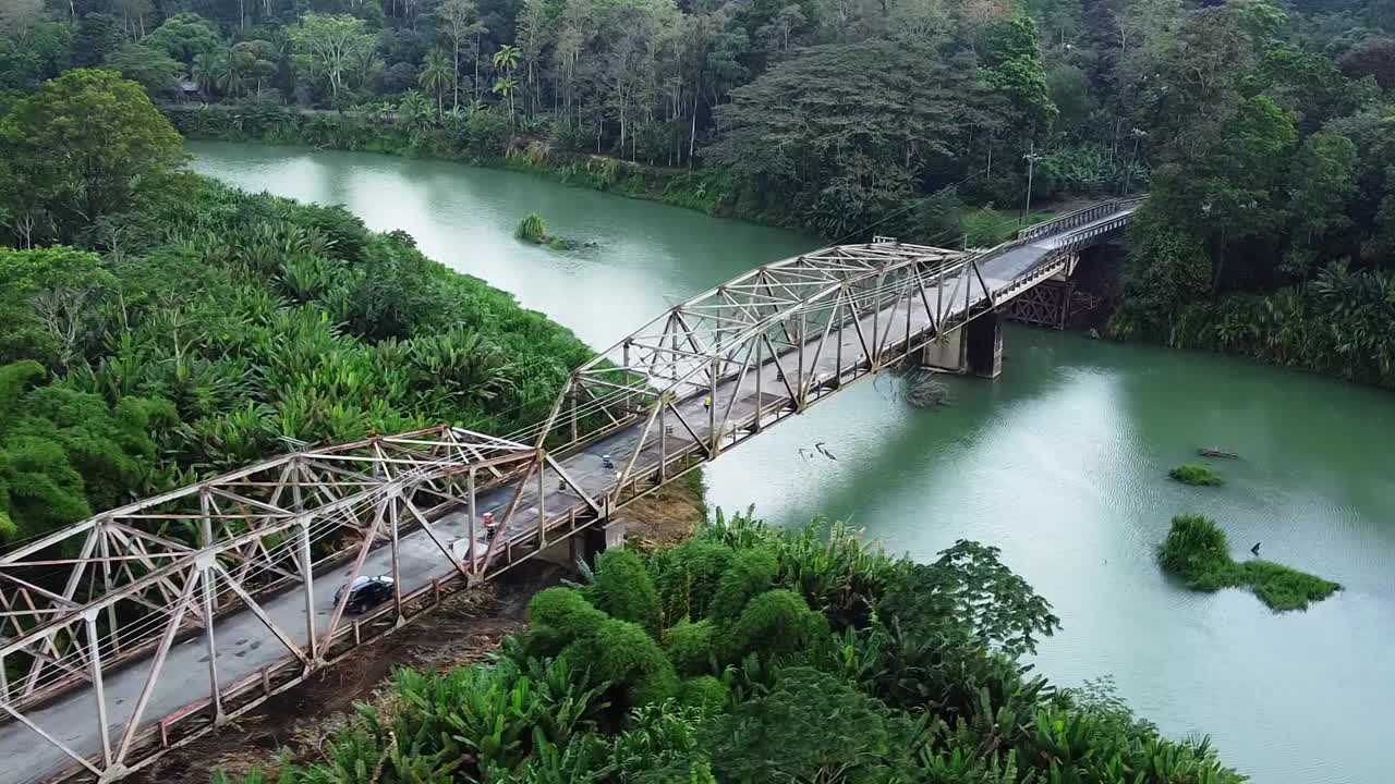 코스타리카의 정글에서 드론 비행
