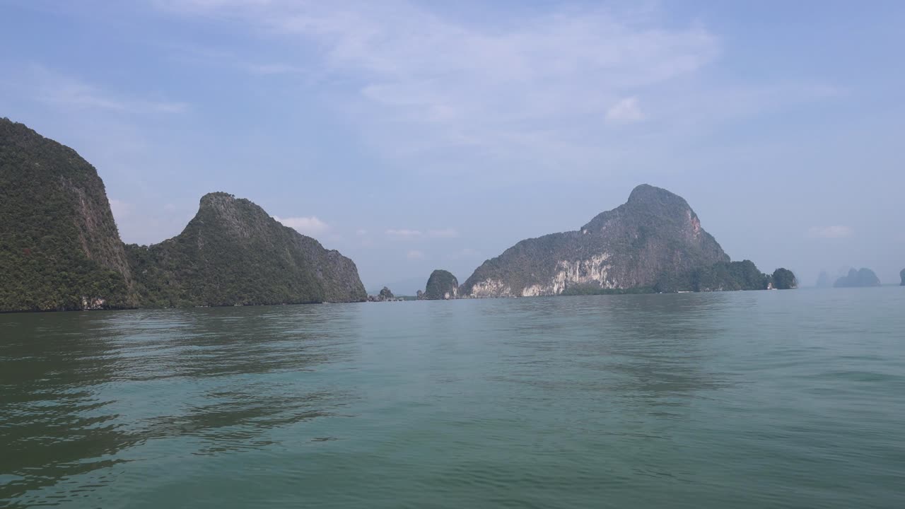 조용한 섬으로 가득 찬 바다를 타고 보트 타기