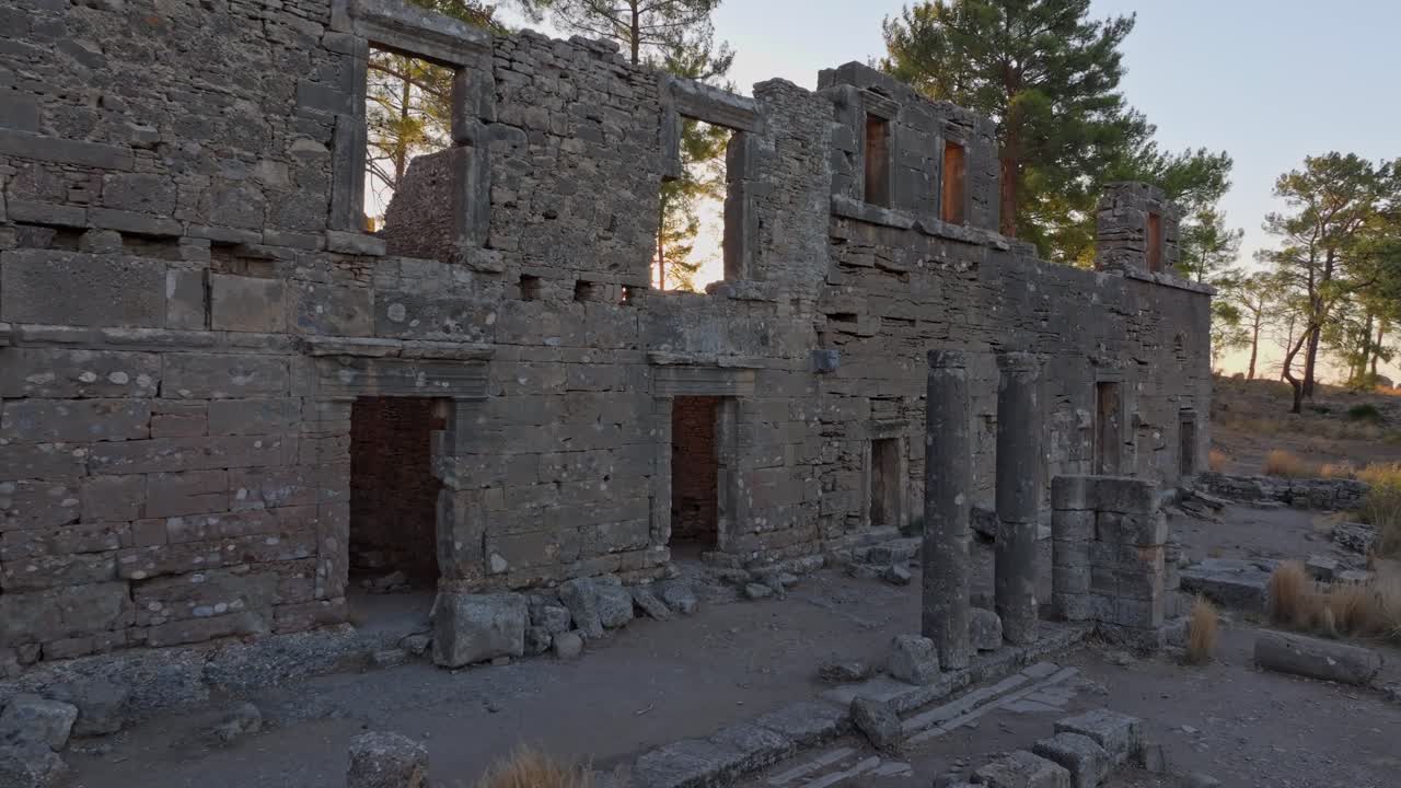 Vista elevada con dron de los cimientos rocosos de Lyrbe en Manavgat