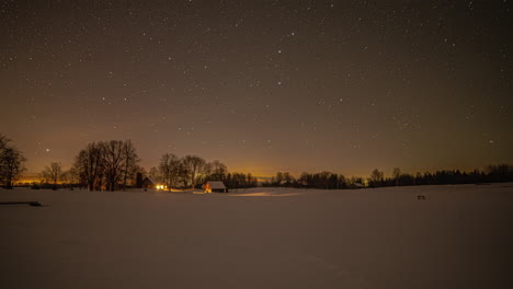 Timelapse-De-Un-Paisaje-Nevado-Con-Una-Casa-De-Madera-En-Un-Campo-Congelado-Y-La-Vía-Láctea-Avanzando-En-Un-Cielo-Estrellado