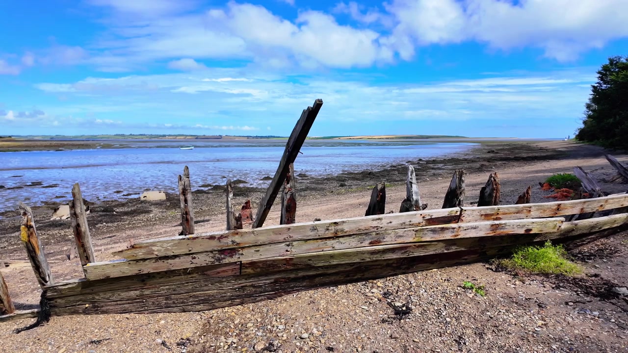 Irlands episke steder: Saltmøller, Bannow Bugt, Wexford. Rester af skibsvrag på stranden, et engang stolt fiskefartøj. Sommergåtur på stranden.
