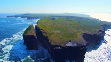 vista aérea de un faro mientras volaba hacia él