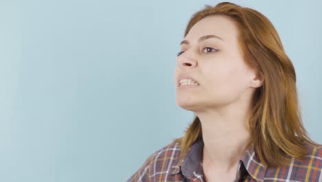 una mujer triste y estresada está agitada.