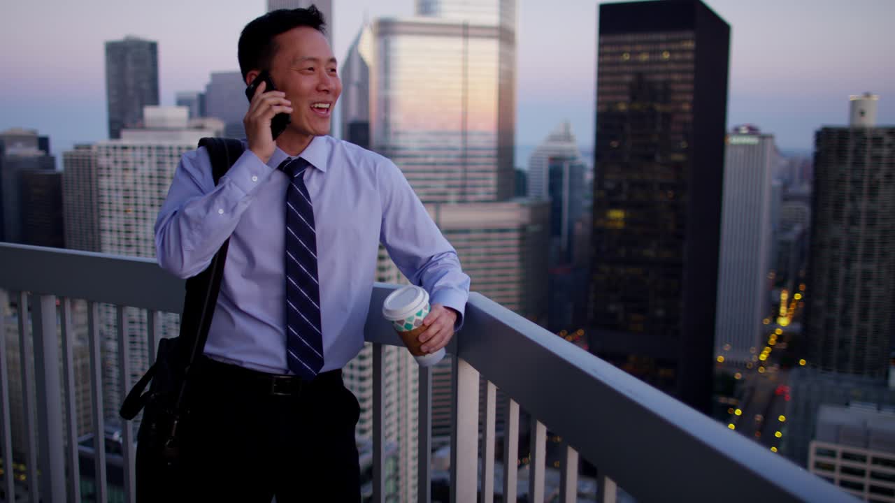 해가 뜨면 스마트폰을 사용하는 민족적 남성 컨설턴트