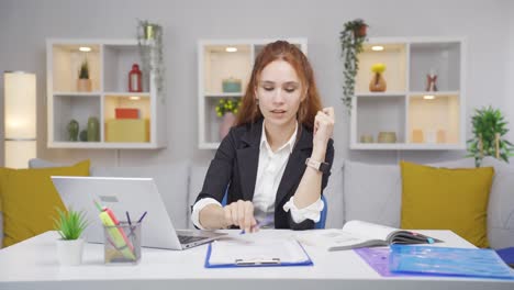 Mujer-Trabajadora-De-Oficina-En-Casa-Que-Se-Embarca-En-El-Espíritu-Empresarial.