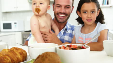 Familia-Feliz-Comiendo-Juntos-