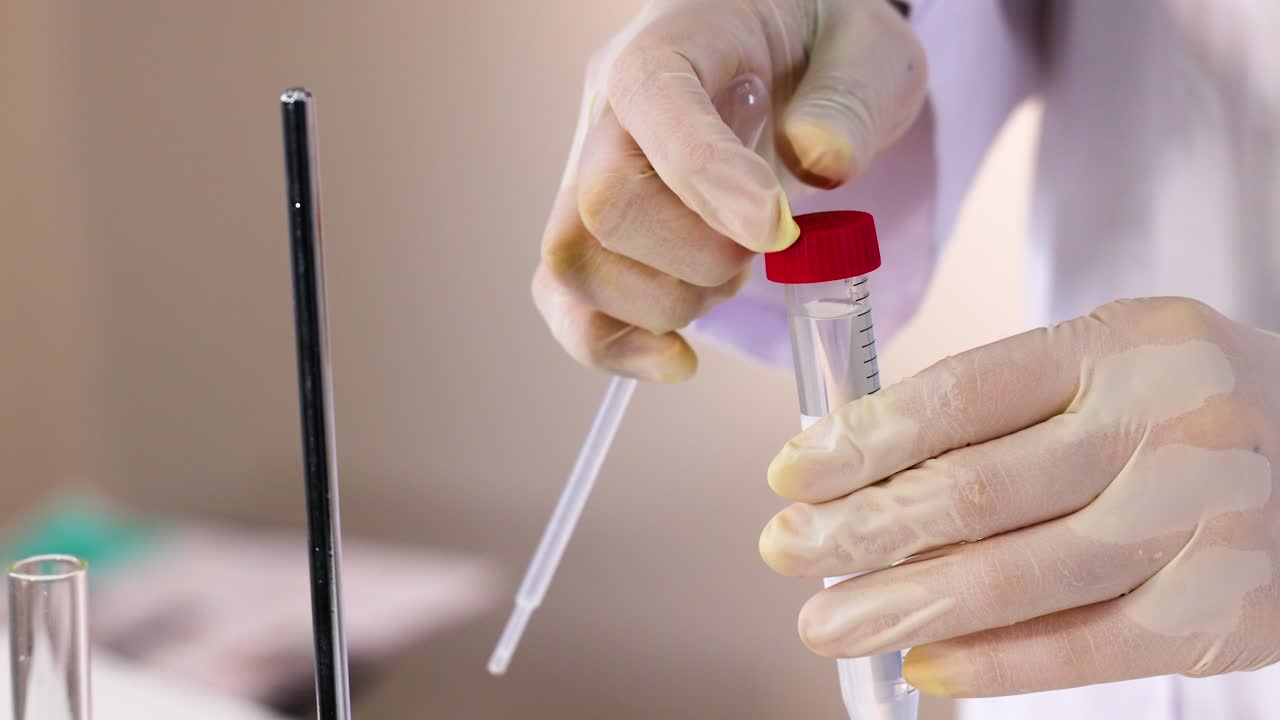 mezcla de soluciones de nitrato de plomo y yoduro de potasio