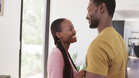 Feliz-Pareja-Afroamericana-Tomándose-De-La-Mano-Y-Bailando-En-La-Sala-De-Estar,-En-Cámara-Lenta