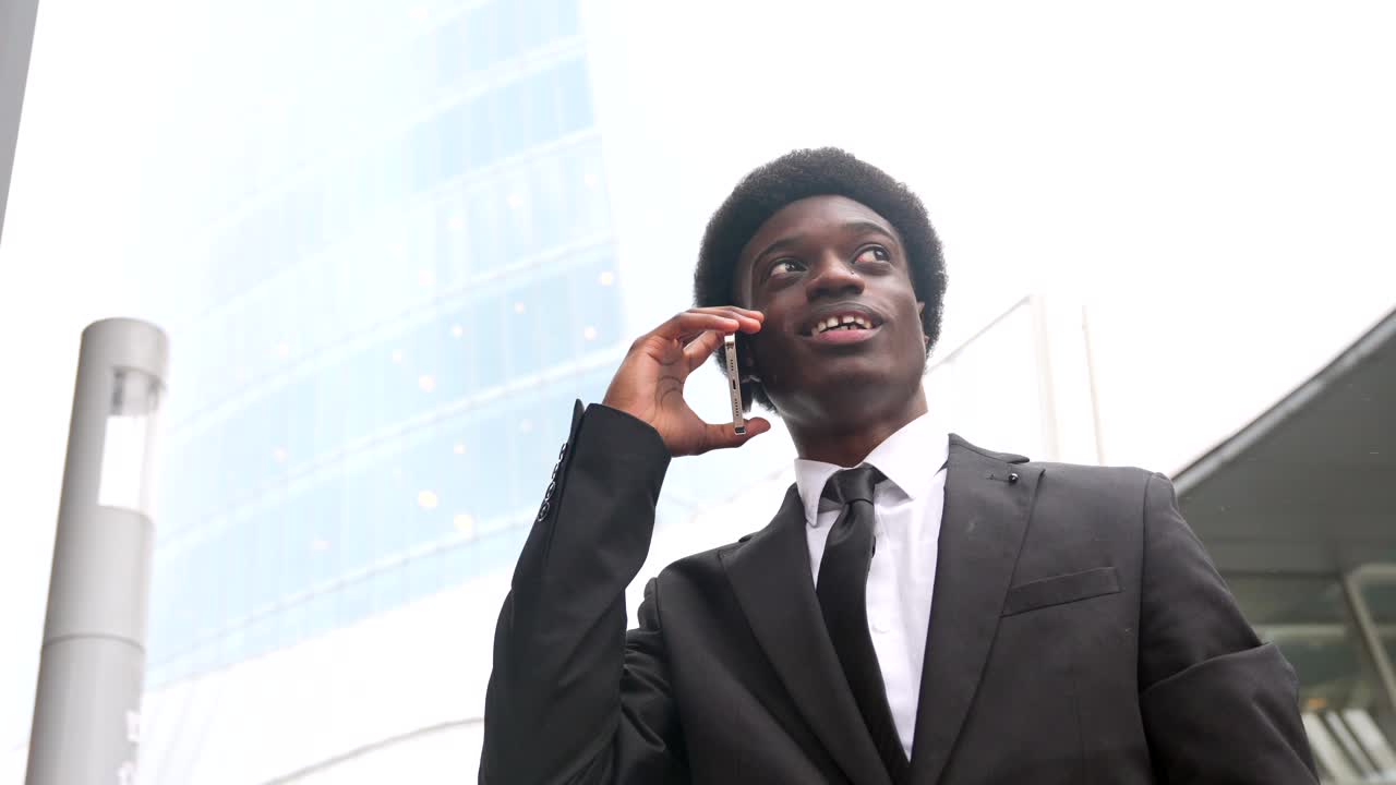 hombre de traje por telefono