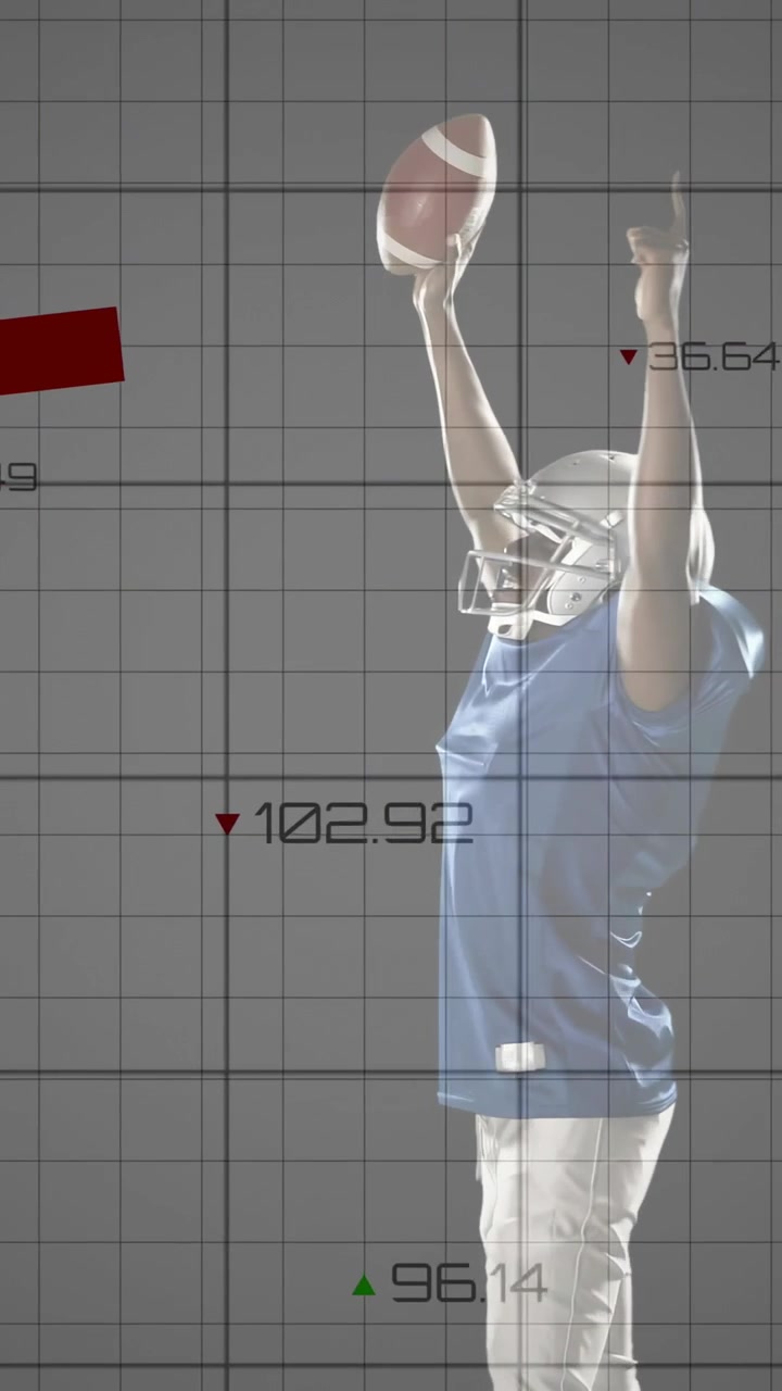 Video verticale: Giocatore di football che solleva la palla, ruotando il busto, creando metriche sportive e linee rosse.