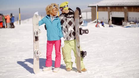 Glückliches-Junges-Paar-Posiert-Mit-Ihren-Snowboards