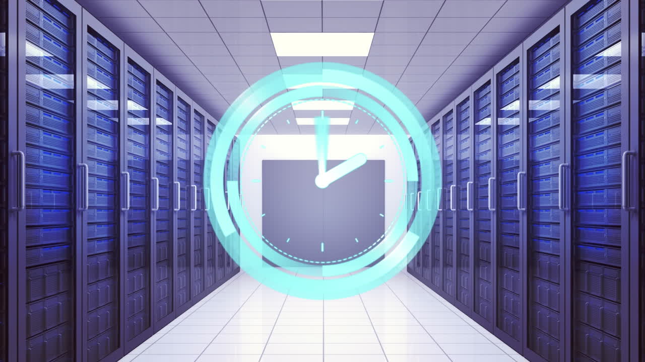 animación del reloj moviéndose rápidamente sobre los servidores de la computadora en la sala de tecnología