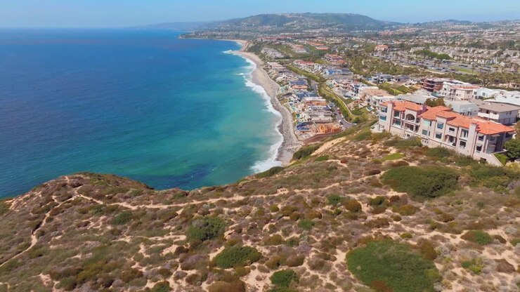 Volando verso la spiaggia di Dana Strands e gli insediamenti sul lungomare a Dana Point, California, USA