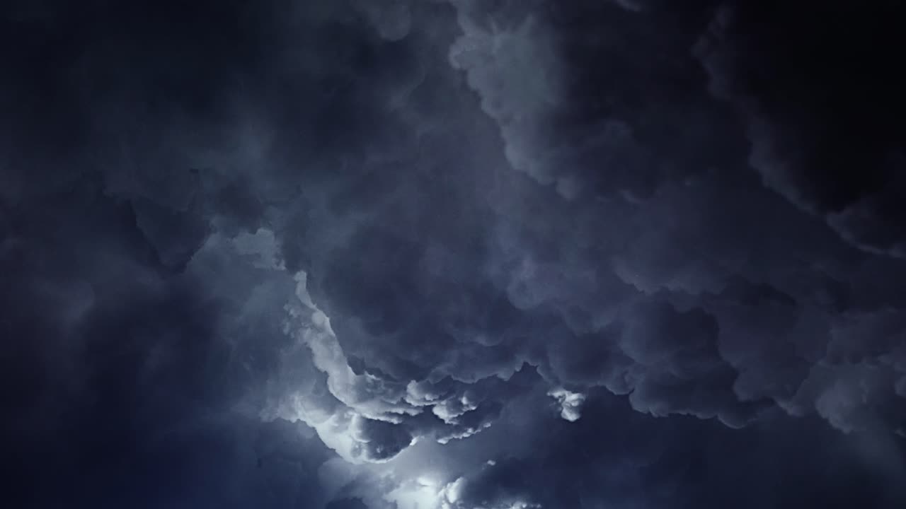 vista de 4k de tormenta, un rayo de luz dentro de una nube gris oscura en el cielo que se mueve