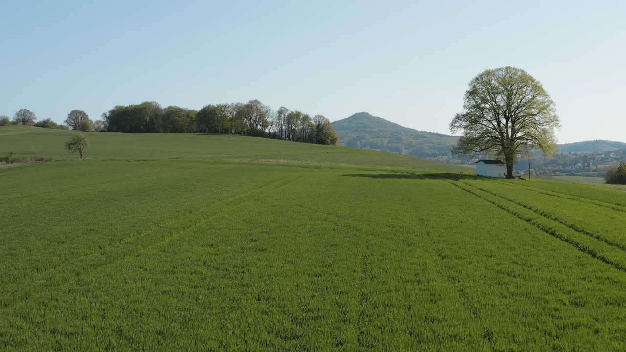 drone - toma panorámica aérea de la capilla solitaria en un campo con césped y un camino con panorama de las siete montañas - siebengebirge 30p