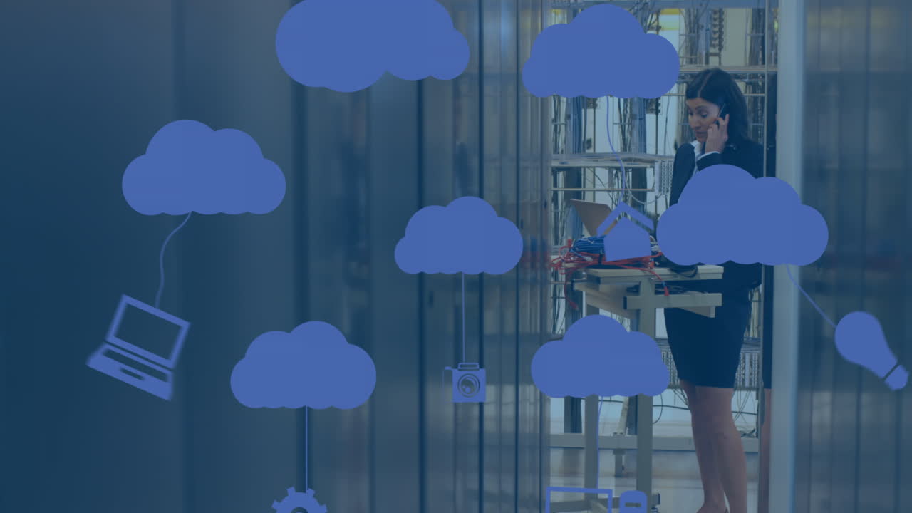 animación de iconos de nubes sobre una trabajadora biracial inspeccionando la sala del servidor