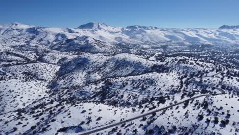 en un día soleado en las altas montañas nevadas, se desarrolla una vista increíble