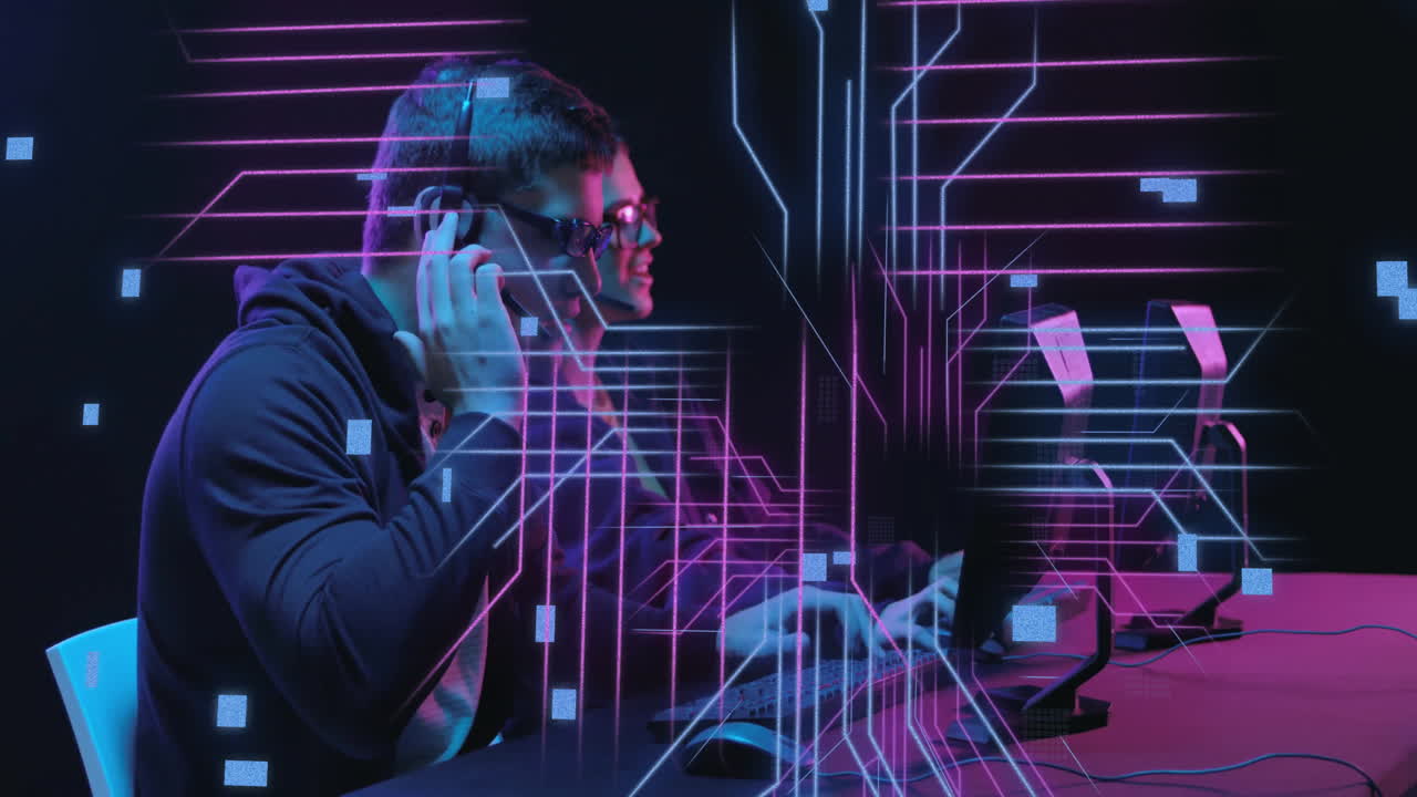 animación de la placa de circuitos con procesamiento de datos sobre diversos empresarios en la oficina