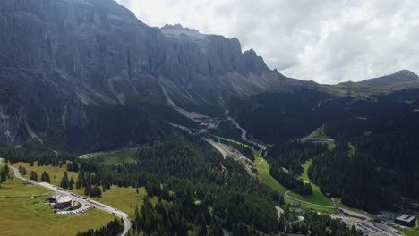 una toma de avión no tripulado hacia atrás de la gran carretera de los dolomitas en italia