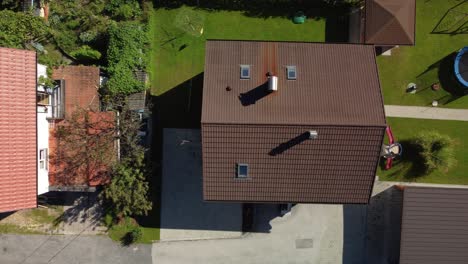 vista hacia abajo del drone volando sobre el techo de la casa