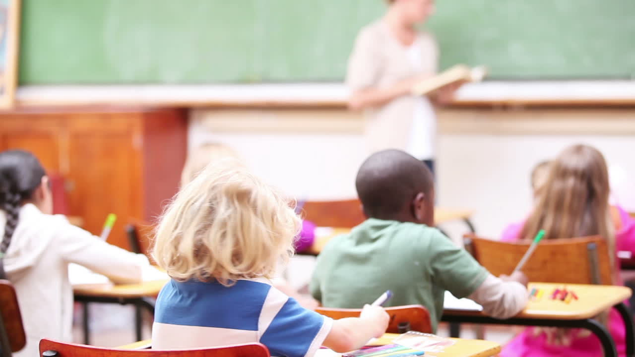 alumnos que trabajan en clase