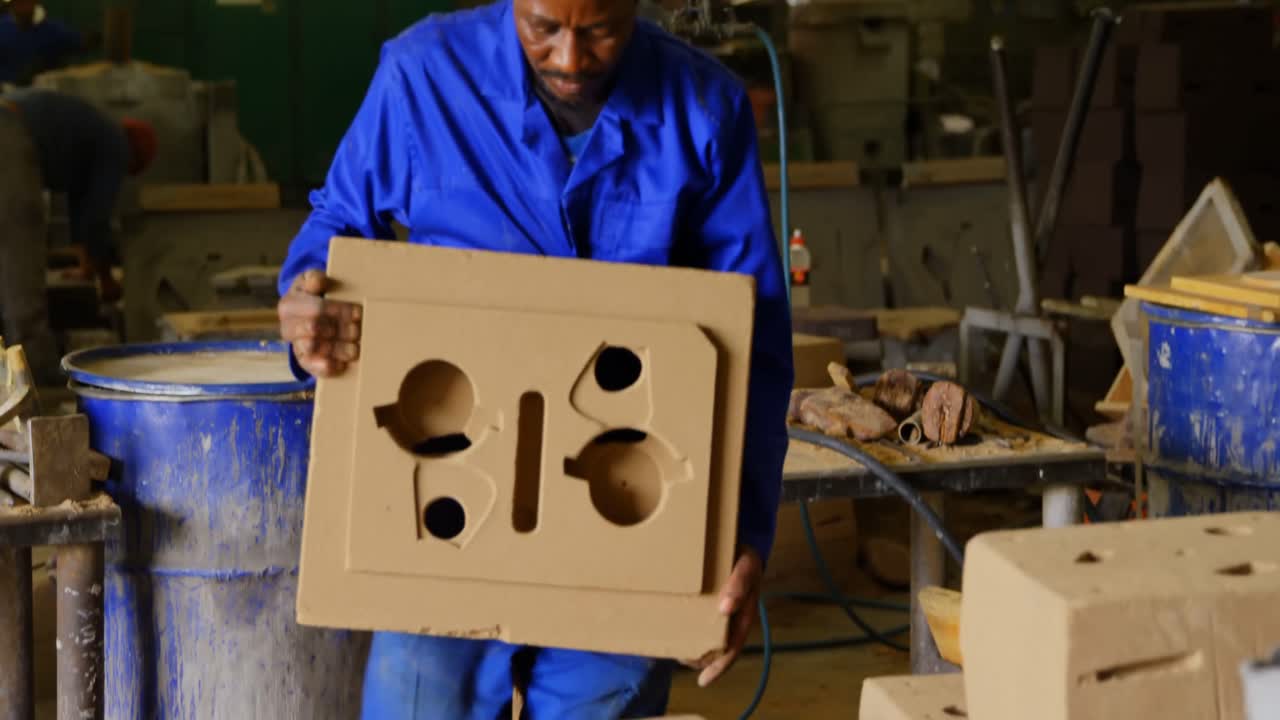 trabajador que trabaja en un taller de fundición 4k